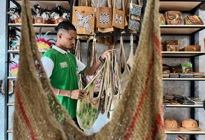 
					Penjaga butik sedang merapikan noken yang dijual / erianto