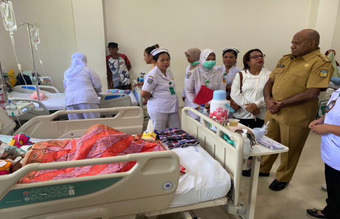 
					Gubernur Provinsi Papua, Matius Fakhiri saat melakukan sidak di RSUD Dok II Jayapura / dok Papua.go.id