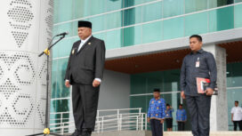 Wakil Gubernur Papua, Aryoko Rumaropen bertindak sebagai pembina upacara pada peringatan hari pahlawan di halaman kantor Gubernur Papua / Papua.go.id