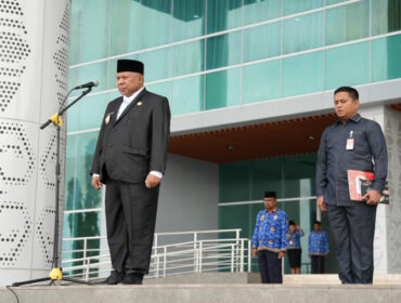 Wakil Gubernur Papua, Aryoko Rumaropen bertindak sebagai pembina upacara pada peringatan hari pahlawan di halaman kantor Gubernur Papua / Papua.go.id