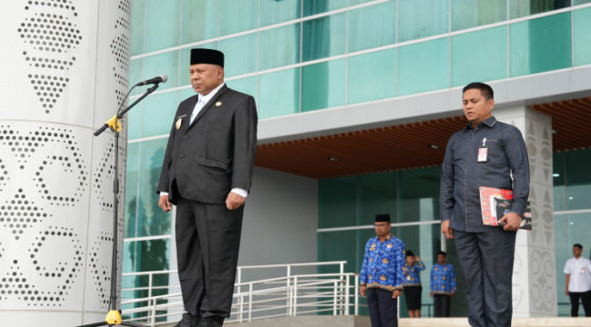 Wakil Gubernur Papua, Aryoko Rumaropen bertindak sebagai pembina upacara pada peringatan hari pahlawan di halaman kantor Gubernur Papua / Papua.go.id