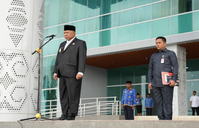 
					Wakil Gubernur Papua, Aryoko Rumaropen bertindak sebagai pembina upacara pada peringatan hari pahlawan di halaman kantor Gubernur Papua / Papua.go.id