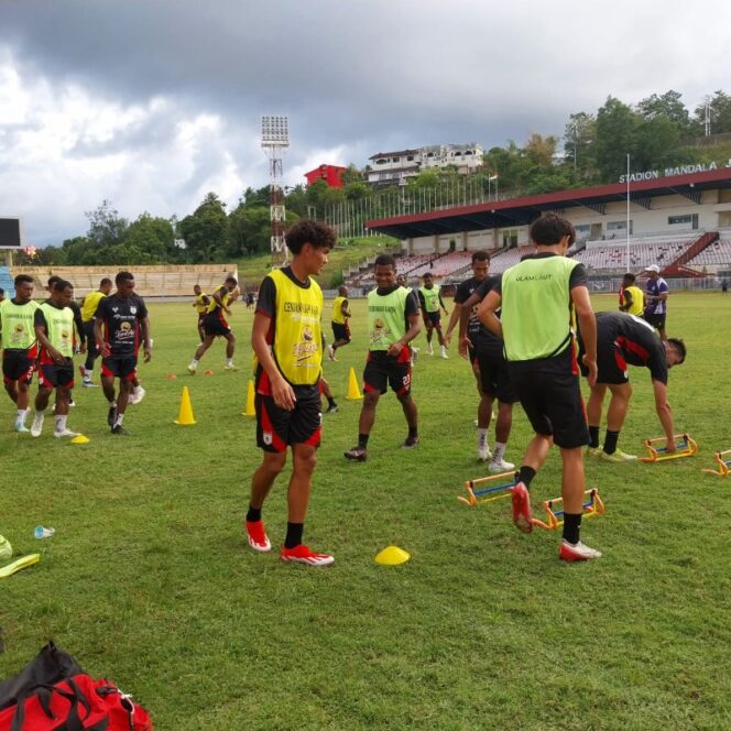 
					Persipura berlatih di Stadion Mandala 