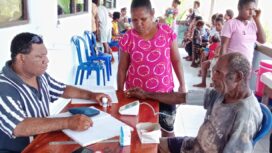 Yusak Aronggear sedang melayani masyarakat di Kampung Mosso 