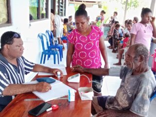 Yusak Aronggear sedang melayani masyarakat di Kampung Mosso 