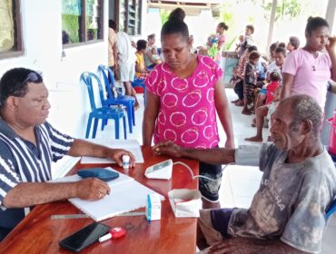 Yusak Aronggear sedang melayani masyarakat di Kampung Mosso 