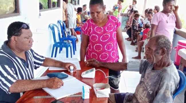 Yusak Aronggear sedang melayani masyarakat di Kampung Mosso 