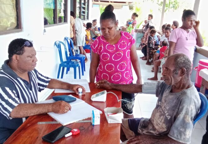 
					Yusak Aronggear sedang melayani masyarakat di Kampung Mosso 