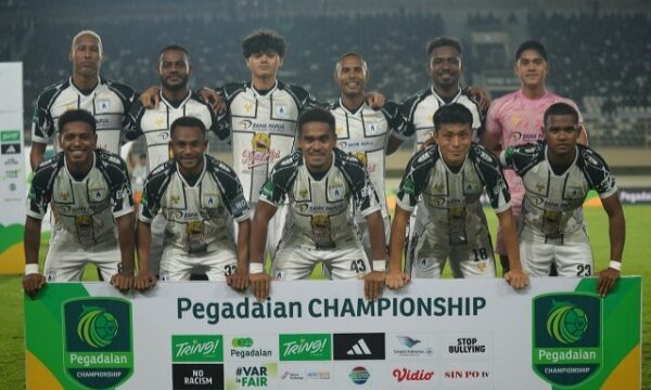 Skuad Persipura Jayapura di Stadion Maguwoharjo, Sleman 