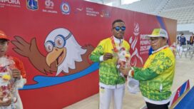 Ketua NPCI Papua, H. Jayakusuma usai menyerahkan medali emas kepada atlet renang Papua, De Jhon Waromi