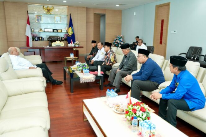 
					Pertemuan Gubernur Papua, Matius Fakhiri dengan IPHI dan pengurus DPD Himpunan Keluarga Haji / Istimewa