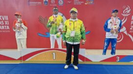 Ketua NPCI Papua, H. Jayakusuma bersama atletnya, De Jhon Waromi