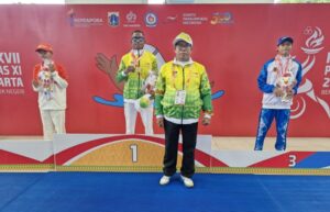 Ketua NPCI Papua, H. Jayakusuma bersama atletnya, De Jhon Waromi 