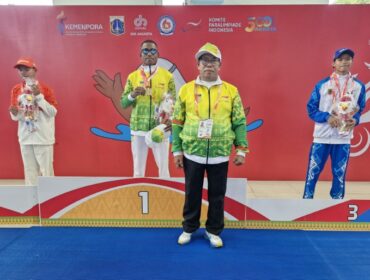 Ketua NPCI Papua, H. Jayakusuma bersama atletnya, De Jhon Waromi 