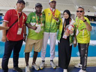 De Jhon Waromi (tengah) foto bersama empat pelatihnya (Ibrahim, Johan Karubaba, Nurhaliza Kusuma, dan Nicky Ilolu)