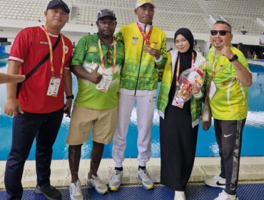 De Jhon Waromi (tengah) foto bersama empat pelatihnya (Ibrahim, Johan Karubaba, Nurhaliza Kusuma, dan Nicky Ilolu)