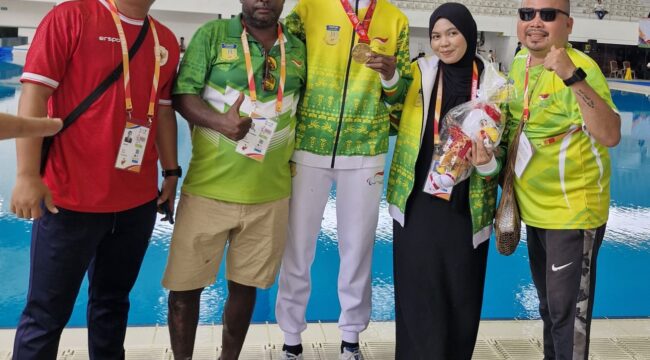 De Jhon Waromi (tengah) foto bersama empat pelatihnya (Ibrahim, Johan Karubaba, Nurhaliza Kusuma, dan Nicky Ilolu)
