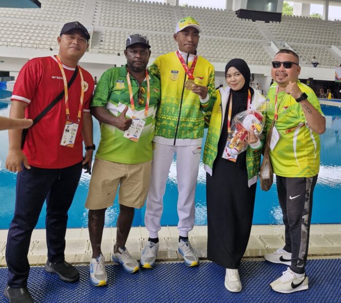 
					De Jhon Waromi (tengah) foto bersama empat pelatihnya (Ibrahim, Johan Karubaba, Nurhaliza Kusuma, dan Nicky Ilolu)