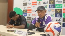 Pelatih Persipura, Rahmad Darmawan dan pemainnya, Markus Madjar pada konferensi pers jelang laga Persipura vs Persiku