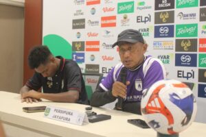 Pelatih Persipura, Rahmad Darmawan dan pemainnya, Markus Madjar pada konferensi pers jelang laga Persipura vs Persiku
