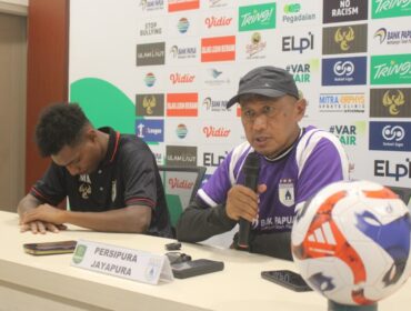 Pelatih Persipura, Rahmad Darmawan dan pemainnya, Markus Madjar pada konferensi pers jelang laga Persipura vs Persiku