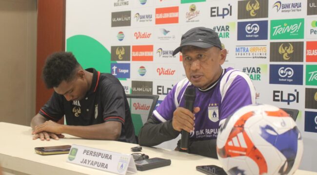 Pelatih Persipura, Rahmad Darmawan dan pemainnya, Markus Madjar pada konferensi pers jelang laga Persipura vs Persiku