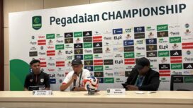 Pelatih Persipura, Rahmad Darmawan dan pemainnya, Markus Madjar pada konferensi pers usai laga Persipura vs Persiku Kudus