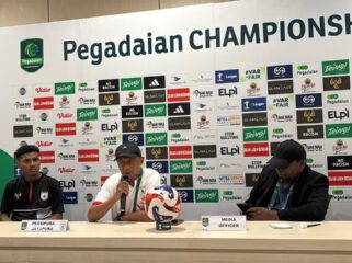 Pelatih Persipura, Rahmad Darmawan dan pemainnya, Markus Madjar pada konferensi pers usai laga Persipura vs Persiku Kudus 