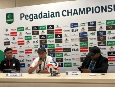 Pelatih Persipura, Rahmad Darmawan dan pemainnya, Markus Madjar pada konferensi pers usai laga Persipura vs Persiku Kudus 