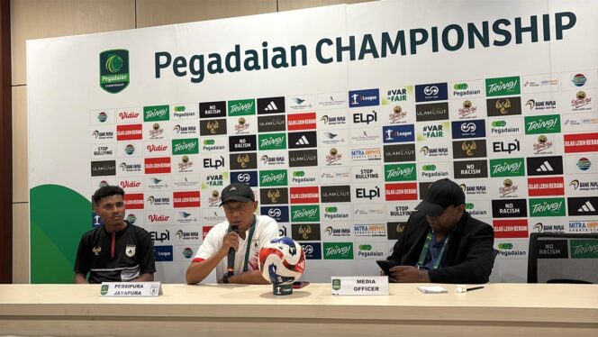 
					Pelatih Persipura, Rahmad Darmawan dan pemainnya, Markus Madjar pada konferensi pers usai laga Persipura vs Persiku Kudus 