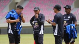 Rahmad Darmawan ketika berdiskusi dengan asisten dan tim analisis Persipura 