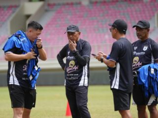 Rahmad Darmawan ketika berdiskusi dengan asisten dan tim analisis Persipura 