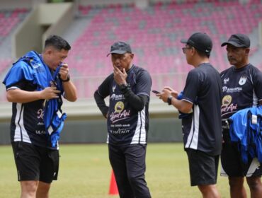 Rahmad Darmawan ketika berdiskusi dengan asisten dan tim analisis Persipura 