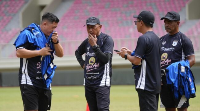 Rahmad Darmawan ketika berdiskusi dengan asisten dan tim analisis Persipura 