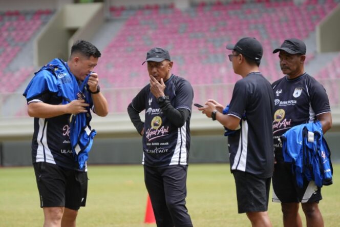 
					Rahmad Darmawan ketika berdiskusi dengan asisten dan tim analisis Persipura 