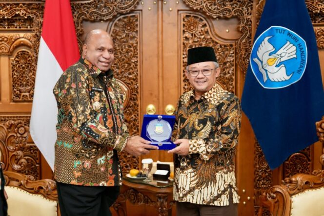 
					Gubernur Papua, Matius Fakhiri bersama Mendikdasmen, Abdul Mu'ti / istimewa