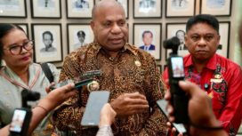 Gubernur Papua, Matius D. Fakhiri didampingi Suzana Wanggai dan Christian Sohilait / Istimewa