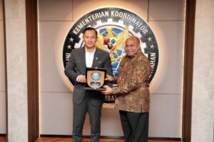 Gubernur Papua, Matius D. Fakhiri bersama Menteri Koordinator Bidang Infrastruktur dan Pembangunan Kewilayahan, Agus Harimurti Yudhoyono / Istimewa