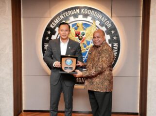 Gubernur Papua, Matius D. Fakhiri bersama Menteri Koordinator Bidang Infrastruktur dan Pembangunan Kewilayahan, Agus Harimurti Yudhoyono / Istimewa