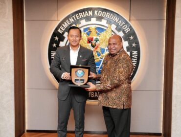 Gubernur Papua, Matius D. Fakhiri bersama Menteri Koordinator Bidang Infrastruktur dan Pembangunan Kewilayahan, Agus Harimurti Yudhoyono / Istimewa