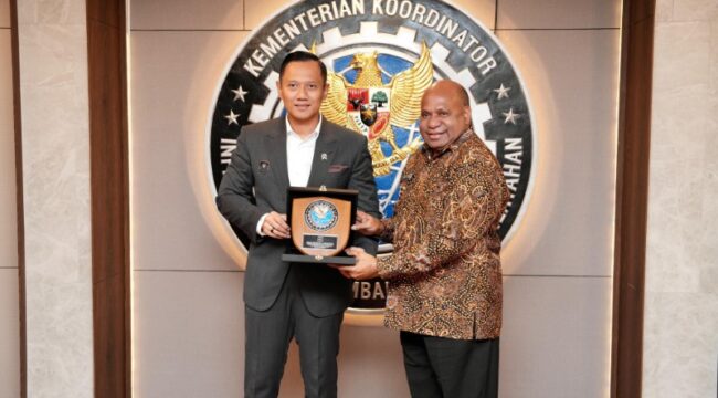 Gubernur Papua, Matius D. Fakhiri bersama Menteri Koordinator Bidang Infrastruktur dan Pembangunan Kewilayahan, Agus Harimurti Yudhoyono / Istimewa