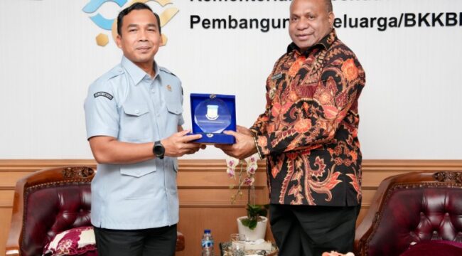 Gubernur Papua, Matius D. Fakhiri bersama Mendukbangga, Wihaji / Istimewa