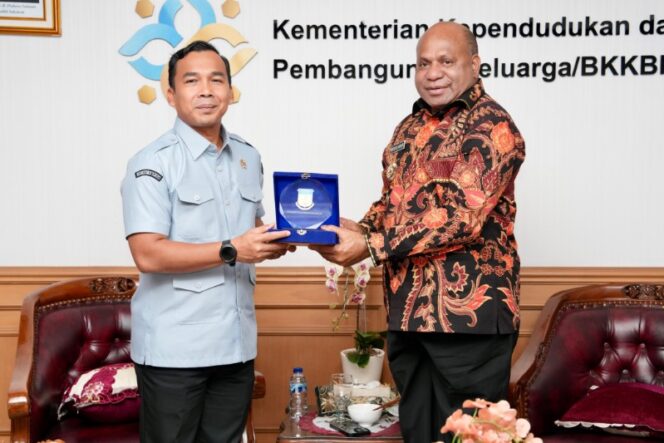 
					Gubernur Papua, Matius D. Fakhiri bersama Mendukbangga, Wihaji / Istimewa