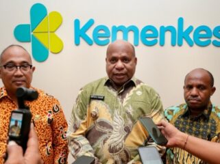 Gubernur Papua, Matius Fakhiri usai bertemu Menkes di Jakarta / Istimewa