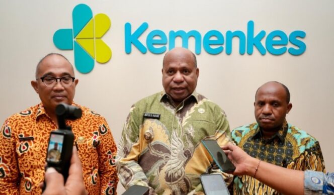 
					Gubernur Papua, Matius Fakhiri usai bertemu Menkes di Jakarta / Istimewa