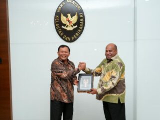 Gubernur Papua, Matius Fakhiri bersama Wakil Menteri Kelautan dan Perikanan, Didit Herdiawan / Istimewa