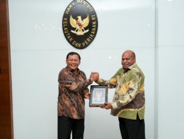 Gubernur Papua, Matius Fakhiri bersama Wakil Menteri Kelautan dan Perikanan, Didit Herdiawan / Istimewa