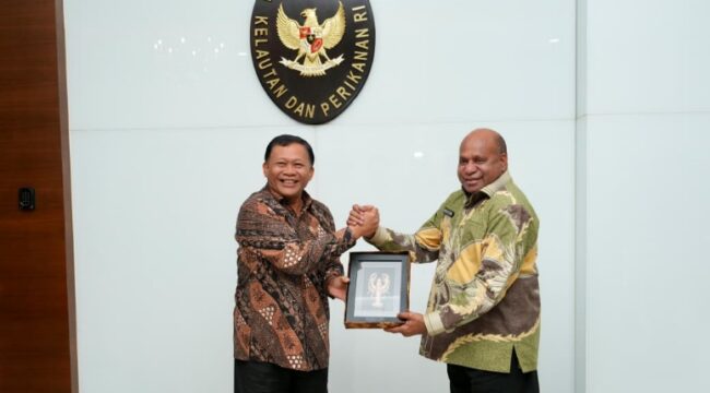 Gubernur Papua, Matius Fakhiri bersama Wakil Menteri Kelautan dan Perikanan, Didit Herdiawan / Istimewa
