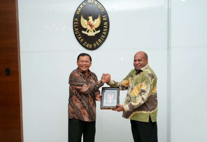 
					Gubernur Papua, Matius Fakhiri bersama Wakil Menteri Kelautan dan Perikanan, Didit Herdiawan / Istimewa