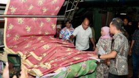 Gubernur Papua bersama istri saat mengunjungi pabrik tekstil Gajah Group 